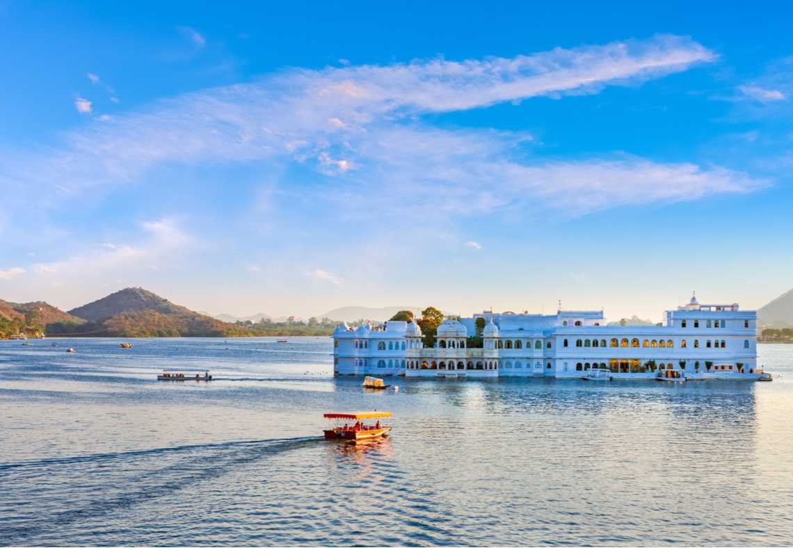 tourist bus in udaipur